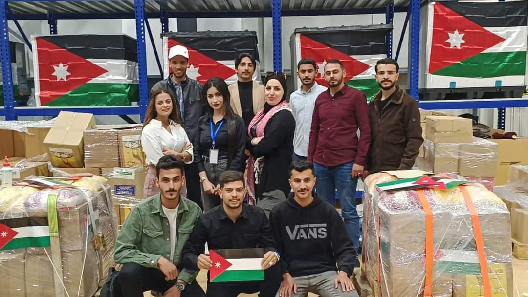 رئيس وأعضاء فريق فرسان التغيير يساندون القوات المسلحة الأردنية في تجهيز وتغليف الطرود وإيصالها إلى غزة...صور