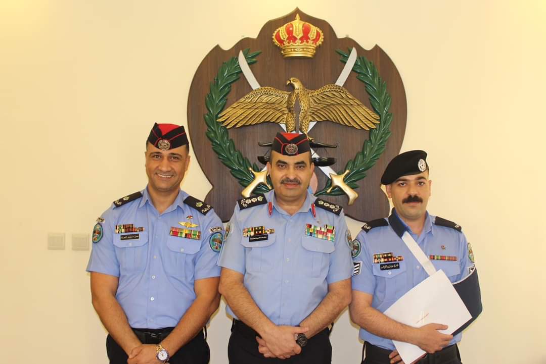 العقيد الطراونة يكرم الرائد حمزة العرود والرقيب طارق  الخوالدة