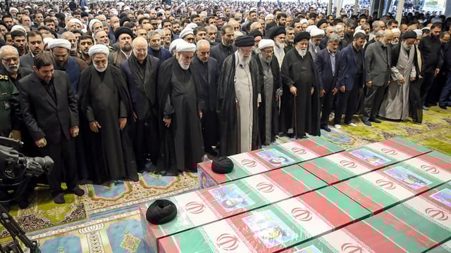 مشيعون في طهران يطاردون صحفيًّا ألمانيًّا.. ماذا فعل؟