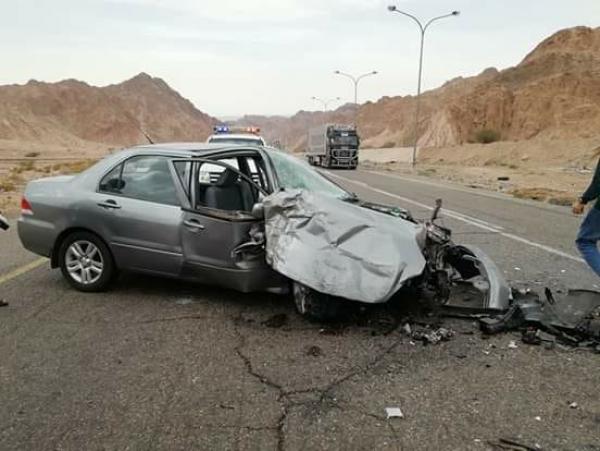 اصابة بتصادم مركبتين على طريق العقبة