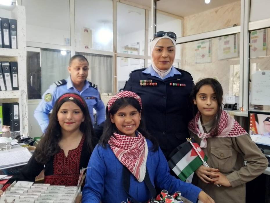 طالبات مدرسة نسيبة المازنية الثانوية المختلطة يشاركن باحتفالية عيد الاستقلال ...صور