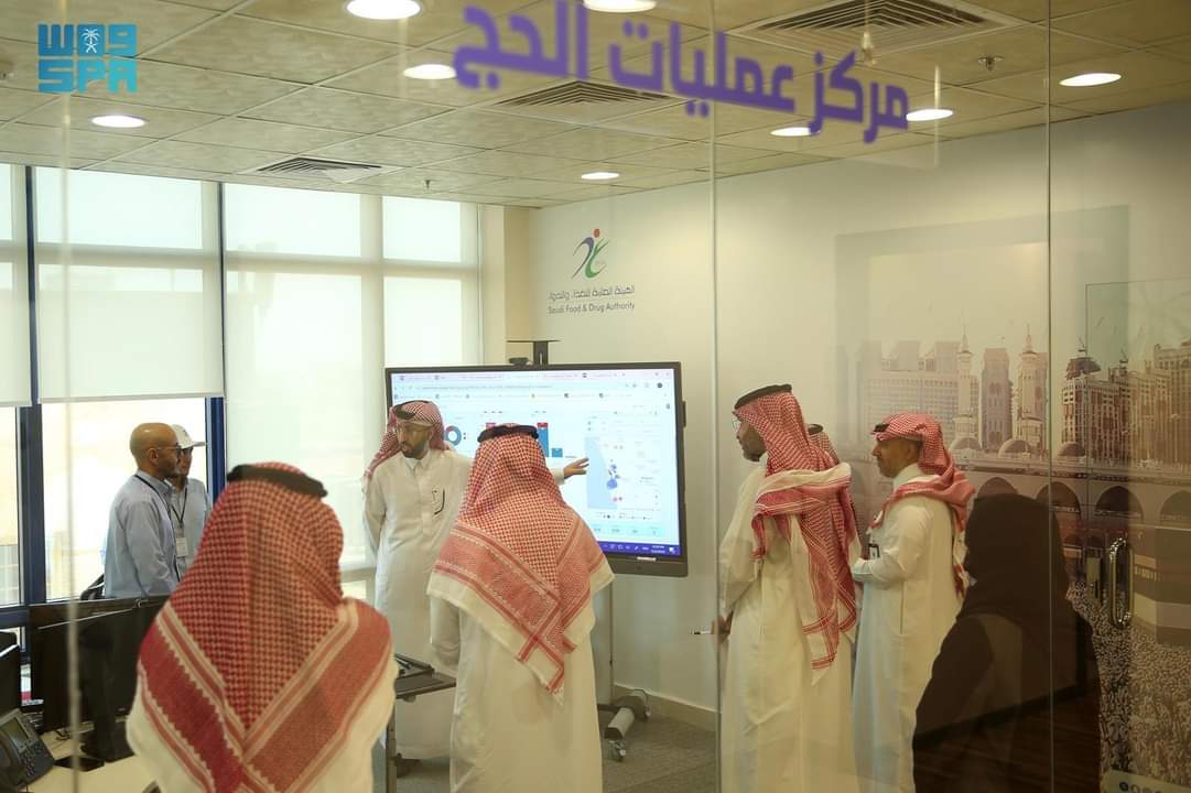 السعودية : رئيس الغذاء والدواء يزور مركز عمليات الحج بالهيئة وصالة الحجاج في مطار الملك عبدالعزيز الدولي بجدة...صور