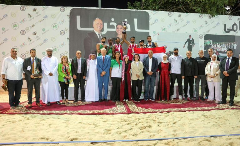 الأميرة آية بنت فيصل تُتوج فرق المراكز الأولى بالبطولة العربية للطائرة الشاطئية