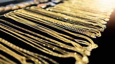 قوة الدولار تقوض بريق الذهب