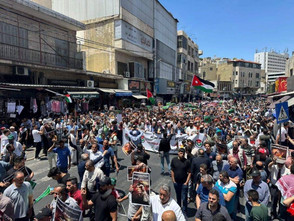 مسيرة جماهيرية حاشدة أمام المسجد الحسيني نصرةً لغزة