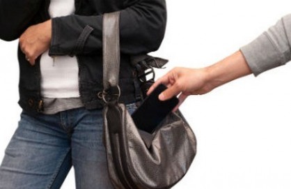 نشل حقائب السيدات : تهديد خفي تحت أضواء التسوق ودور الأمن العام في مكافحته..