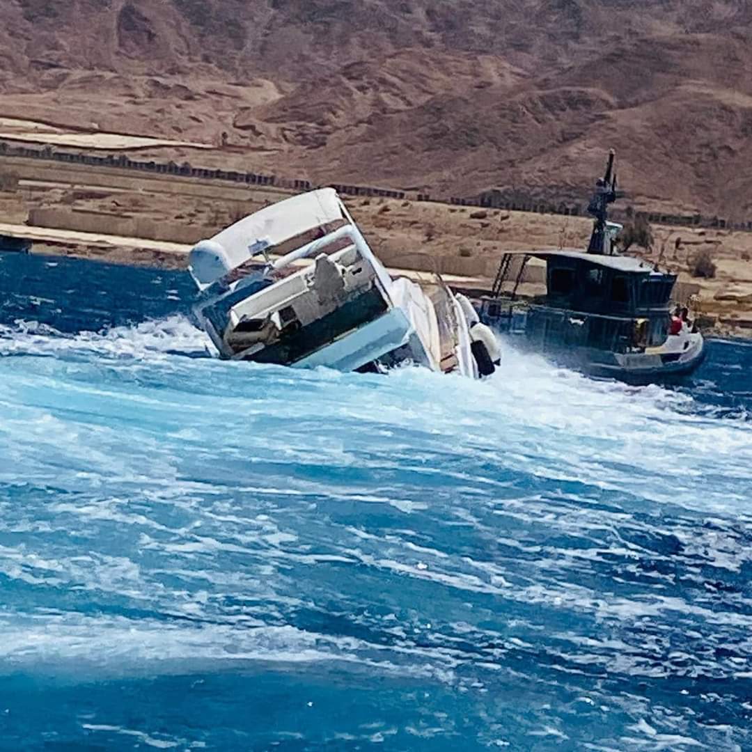 اخلاء وانقاذ مركب سياحي تعرض للغرق أثناء إبحاره في خليج العقبة....صور