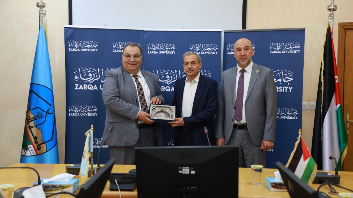 رئيس جامعة الزرقاء يكرم طلبة كلية تكنلوجيا المعلومات
