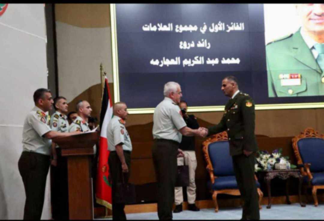 المحامي الدكتور نافل العقلة  يبارك لشقيقه الرائد الركن محمد حصوله على المركز الاول في دورة القياده والأركان
