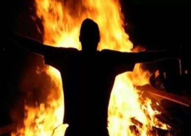 عاجل ...شخص يضرم النار في نفسه في العقبة