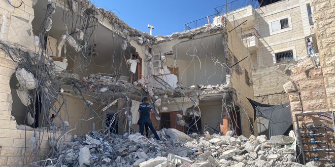 الاحتلال يجبر فلسطينياً على هدم منزله في القدس المحتلة