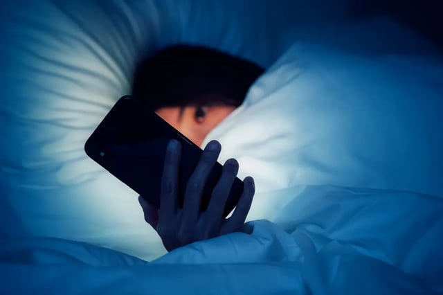 الهواتف وقلة النوم.. معلومات مثيرة عن الضوء الأزرق