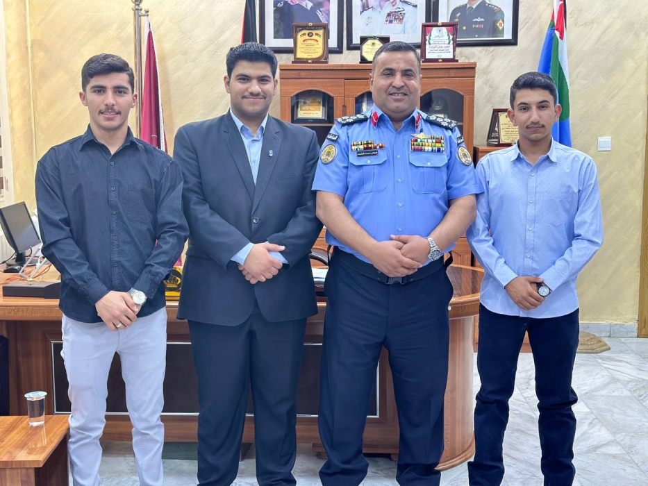 رئيس وأعضاء الهيئة الإدارية لفريق كلنا خلف قيادتنا الهاشمية يهنئون مدير شرطة معان
