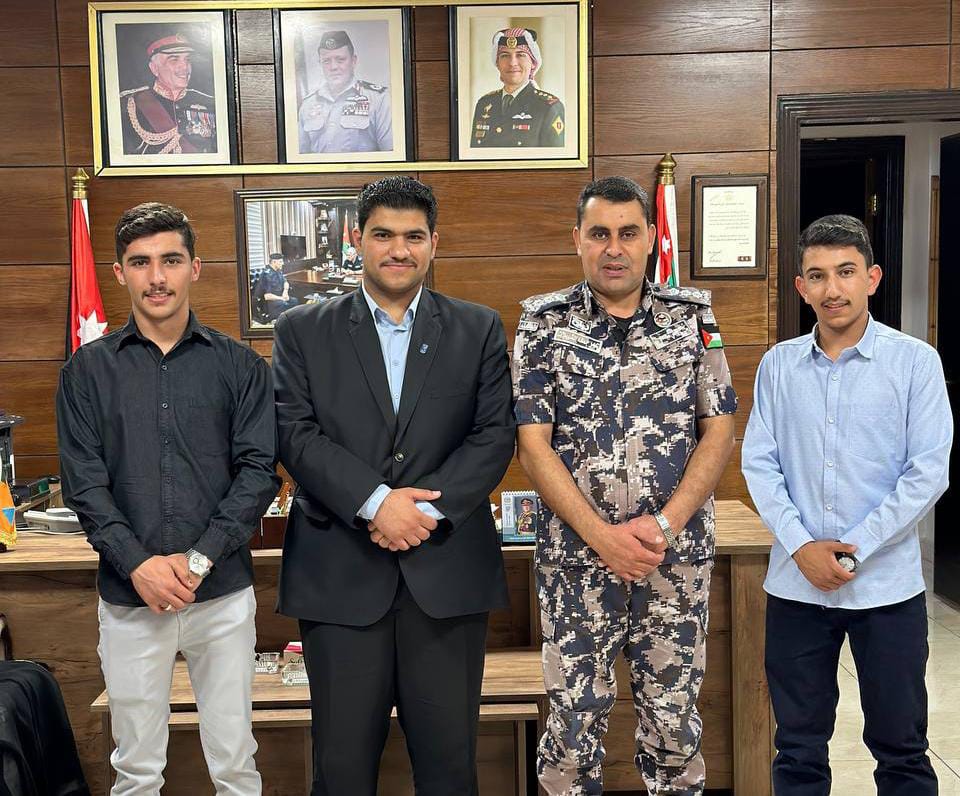 رئيس وأعضاء الهيئة الإدارية لفريق كلنا خلف قيادتنا الهاشمية يهنئون مدير دفاع مدني معان
