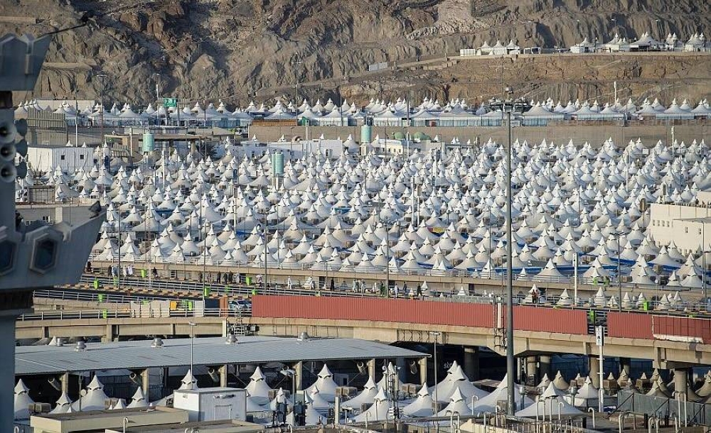 32 ألف كادر طبي لعلاج الحجاج.. ومخيمات عازلة للضوء والحرارة في السعودية