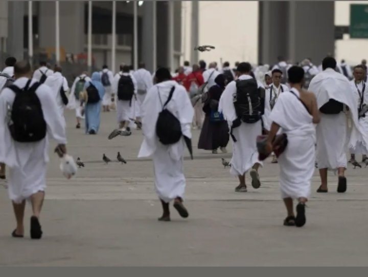 حجاج بيت الله الحرام يتوافدون إلى مشعر منى لقضاء يوم التروية