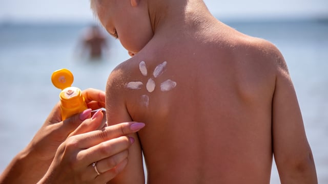 4 حقائق كاذبة عن واقي الشمس على تيك توك