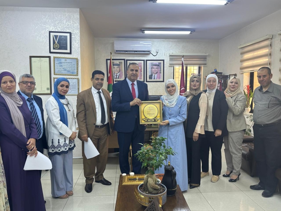 الشوابكة يكرم المعلمة المتميزة  أسماء عبدالكريم علي الحاصلة على المركز الثالث بجائزة الملكة رانيا العبدالله للتميز التربوي.