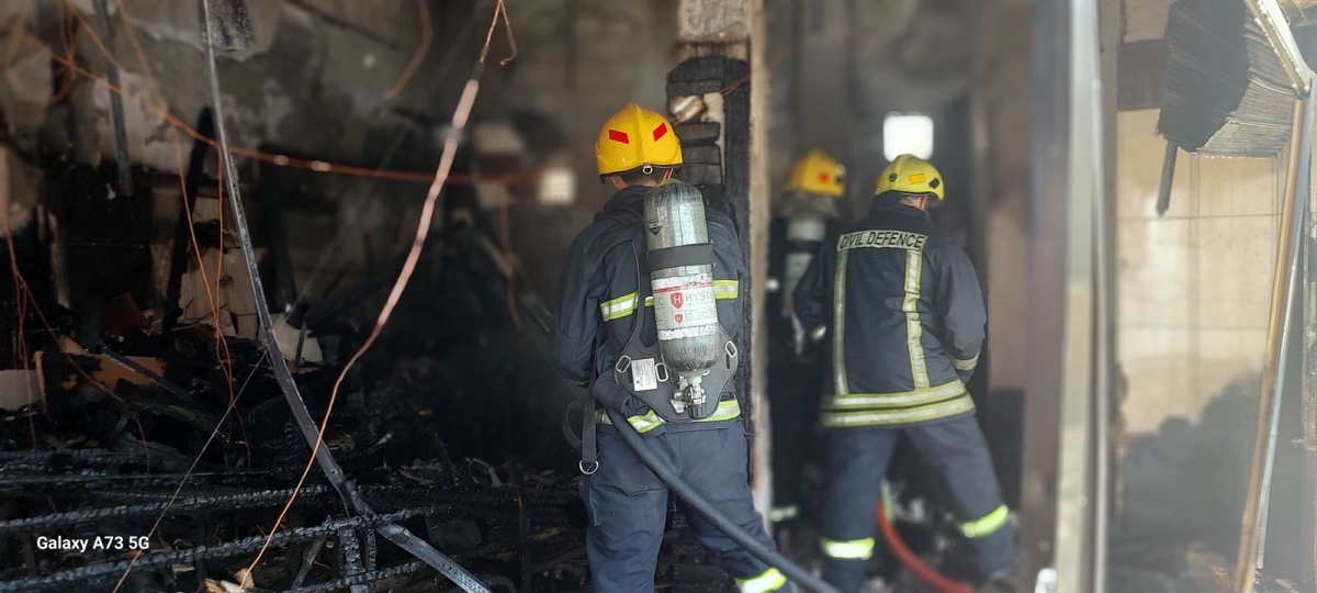 عاجل ...الدفاع المدني يتعامل مع حريق محل لتنجيد السيارات بمحافظة الزرقاء