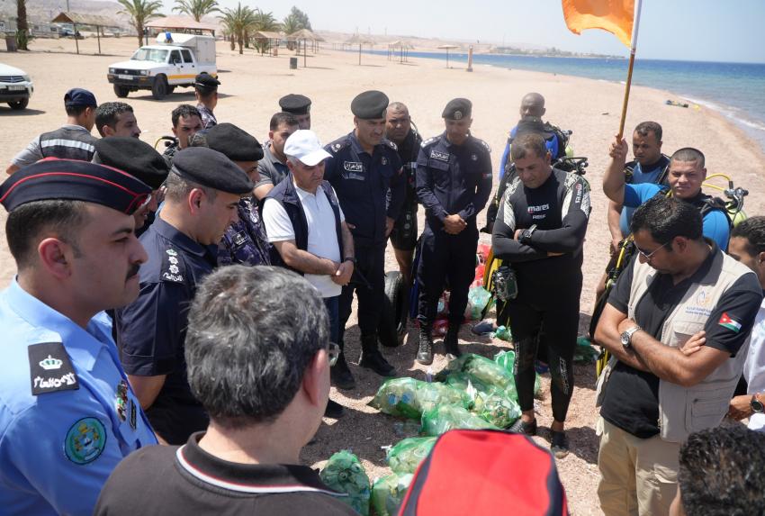 برعاية محافظ العقبة...جمع 150 كغم نفايات بالحملة الـ12 لتنظيف جوف البحر