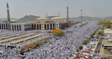لحظة توافد حجاج بيت الله إلى مسجد نمرة...مشاهد مهيبة تغمرها السكينة والخشوع
