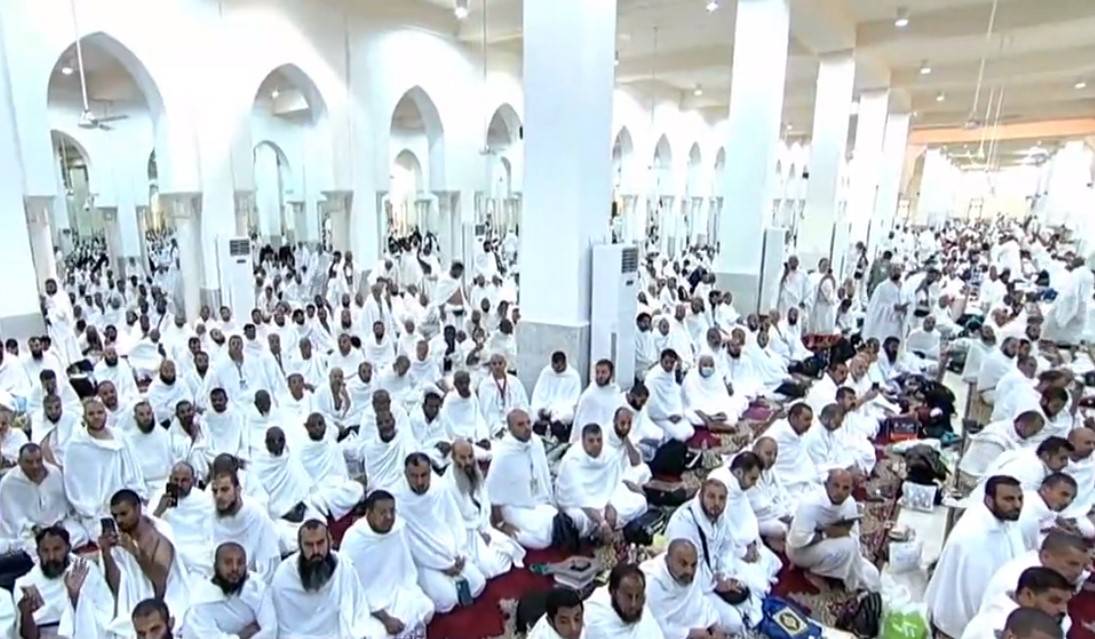 الحجاج يستعدون للصلاة بمسجد نمرة وترجمة الخطبة لـ20 لغة...