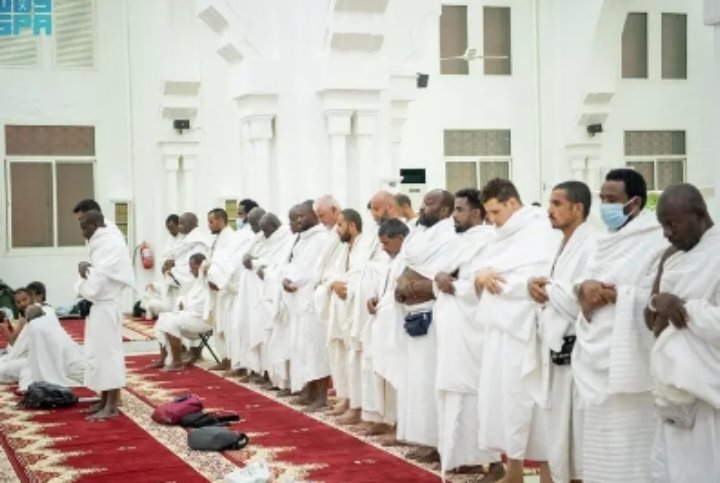 حجاج بيت الله الحرام يؤدون صلاتي المغرب والعشاء بمسجد المشعر الحرام في أجواء إيمانية