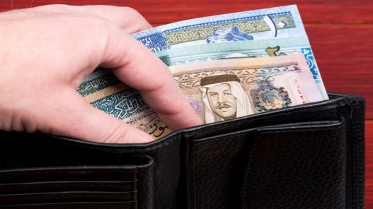 العيدية.. تعزز التواصل بين الكبار وترسم البهجة في نفوس الصغار