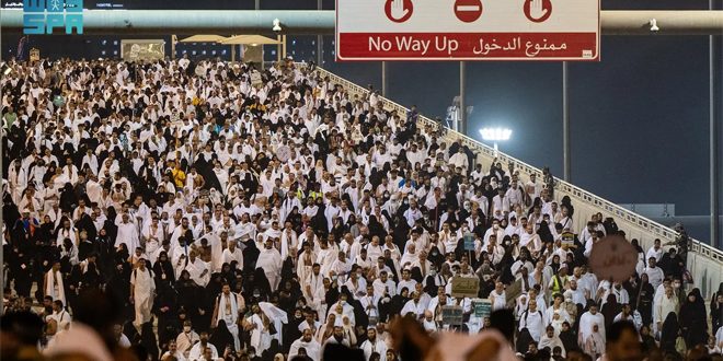 حجاج بيت الله الحرام في مشعر منى لرمي جمرة العقبة