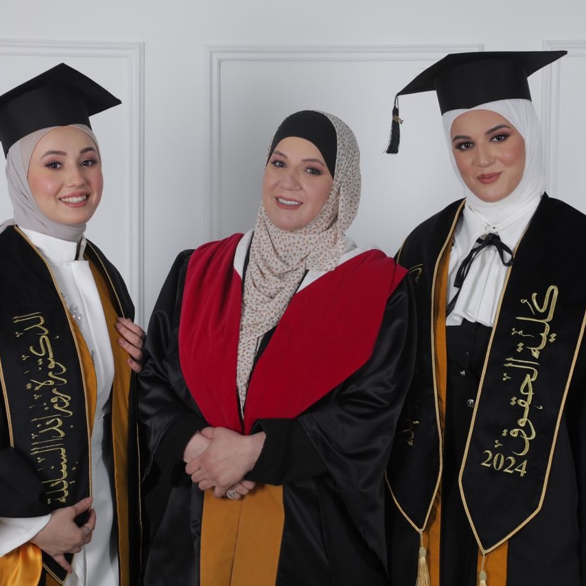 الدكتور بيتي السقرات تهنئ بناتها  روزاندا و نور بحصولهن على درجة البكالوريوس