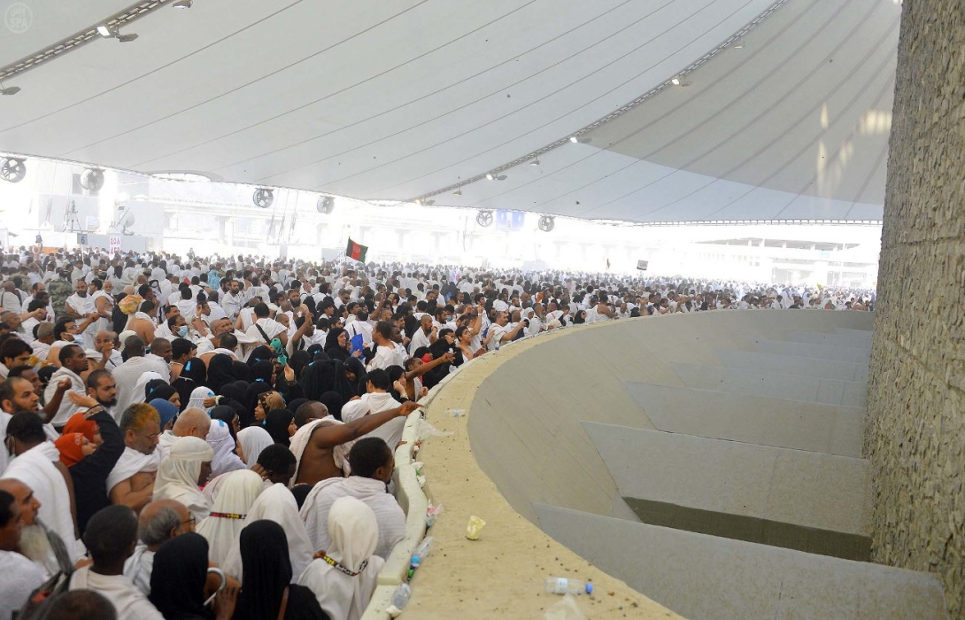حجاج بيت الله الحرام يرمون اليوم الجمرات الثلاث في أول أيام التشريق