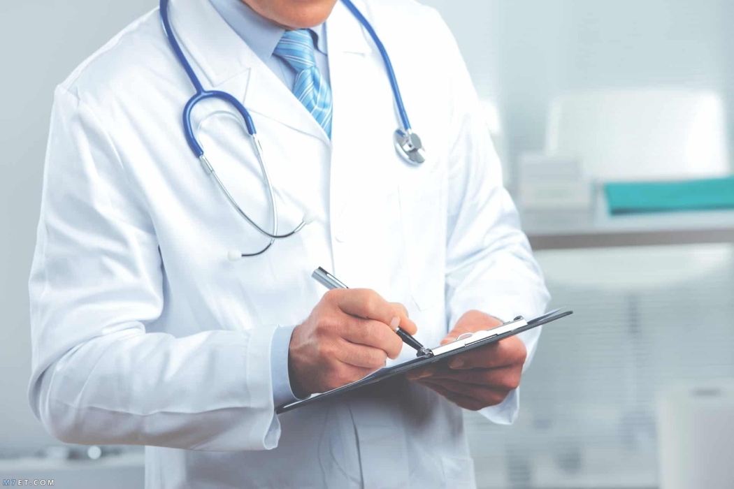 زوج يتقدم بشكوى رسمية ضد رجل انتحل صفة طبيب واقتحم غرفة طفلته وأمها في مستشفى السلط
