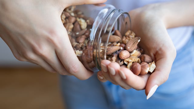 أنواع المكسرات المناسبة لأهدافك الصحية
