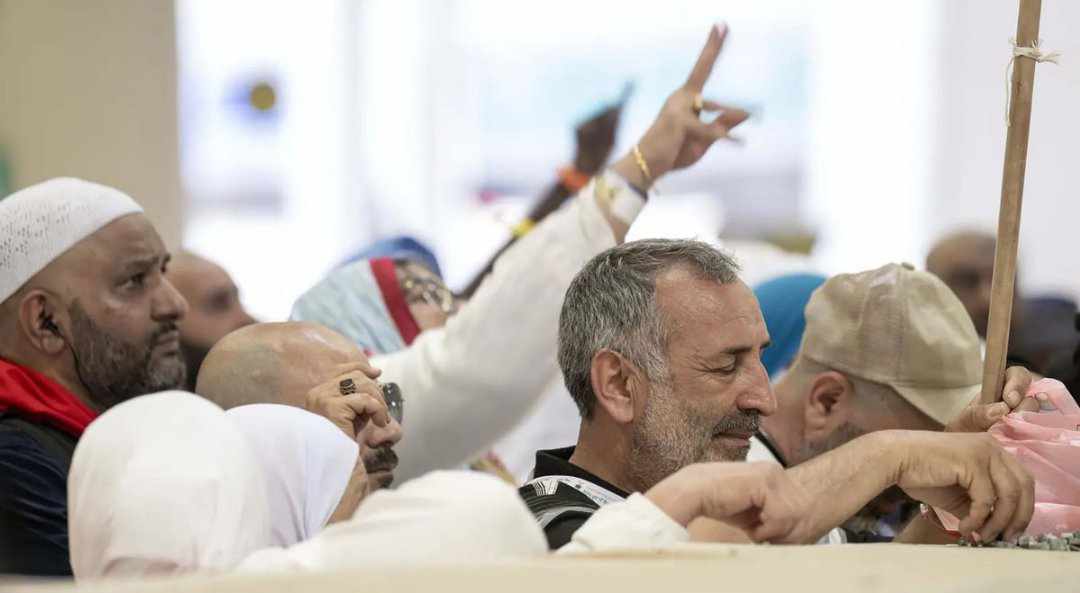 حجاج بيت الله الحرام يرمون اليوم الجمرات الثلاث في أول أيام التشريق...صور