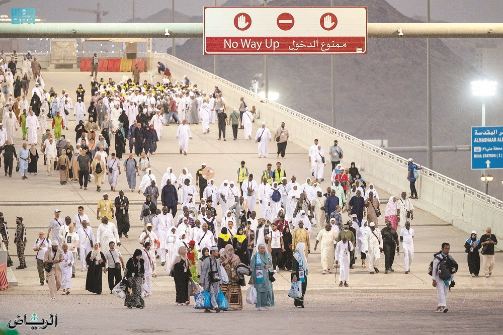 الحجاج المتعجلون يغادرون منى ظهر اليوم