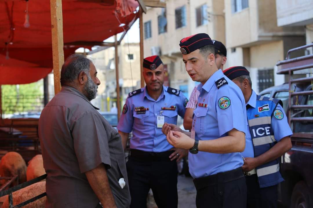 فرق من الأمن العام توزع المياه وتتأكد من اتباع الارشادات مع ارتفاع الحرارة