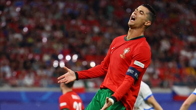 جماهير التشيك تستفز رونالدو بترديد اسم ميسي