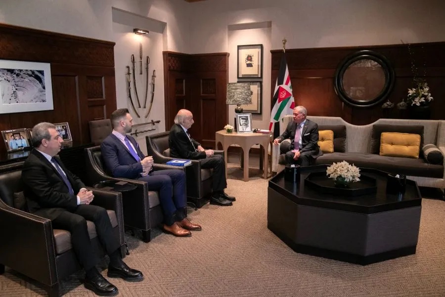 الملك يستقبل وليد جنبلاط ويحذر من خطورة توسع دائرة الصراع بالإقليم