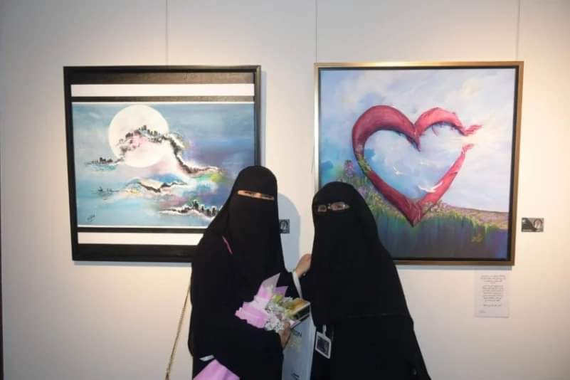 نجلاء وسمية تحاكيان إبداعات «البدر» بالريشة في جدة