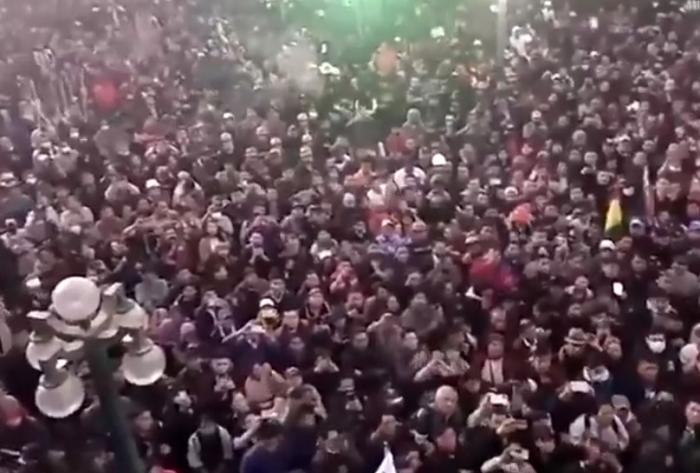 الانقلاب العسكري يعتلي منصات التواصل .. بوليفيا تختار الديموقراطية وتتمسك برئيسها أمام الانقلاب الأمريكي !