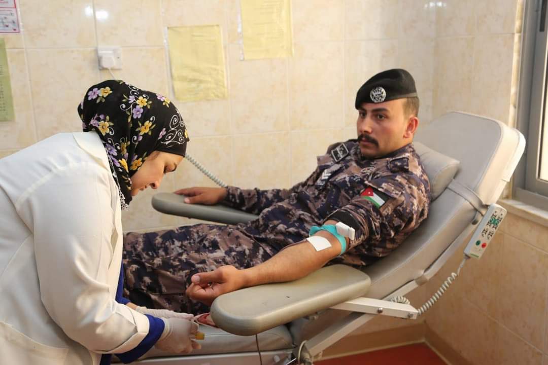 شرطة الطفيلة تنظم حملة للتبرع بالدم...صور