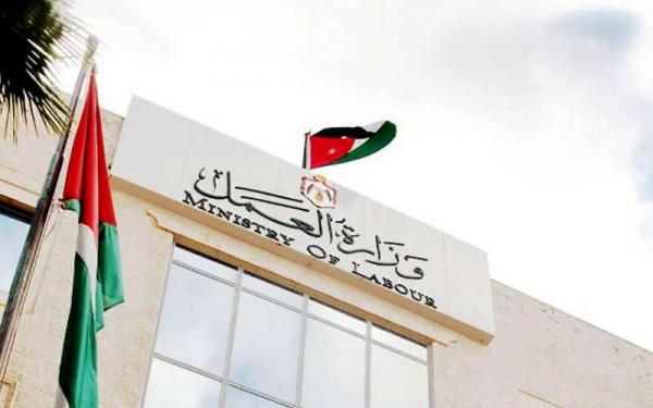 العمل تحذر من إعلان وهمي يدعي توفير عمل منزلي