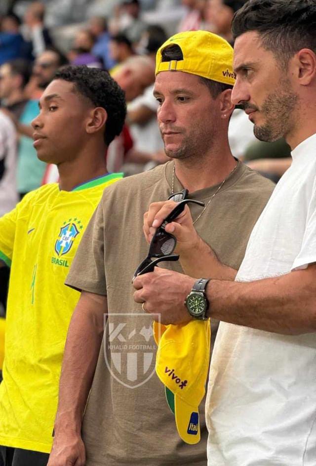 نجم الهلال السعودي السابق يساند منتخب البرازيل في مباراة باراغواي