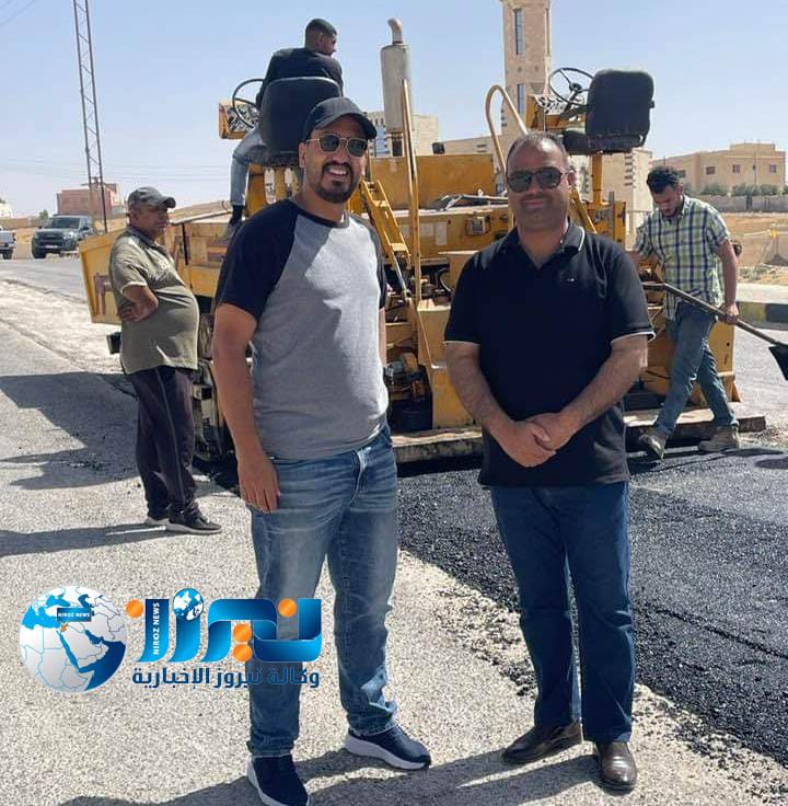 بدء أعمال صيانة روتينية للخلطات الاسفلتية على طريق المنشية ومغاير مهنا بلواء الموقر...صور