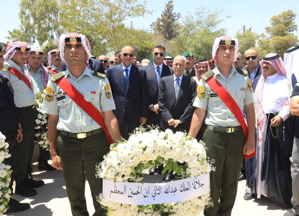 مندوبا عن الملك وولي العهد.. العيسوي يعزي عشيرة الحنيطي...صور