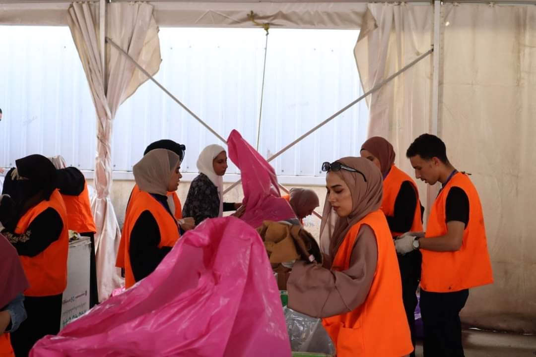 فريق ترياق الروح يقيم فعالية بالتعاون مع بنك الملابس الخيري .