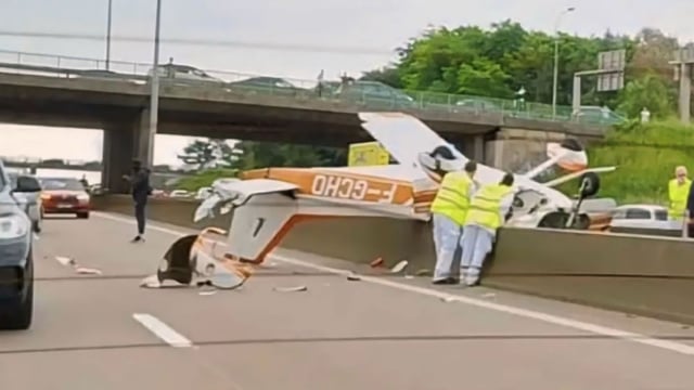 3 قتلى بتحطم طائرة سياحية على طريق سريع في فرنسا