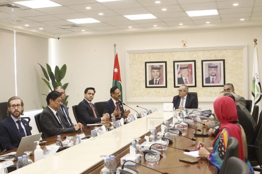أبو السمن يستقبل وفدا هندسيا سنغافوريا