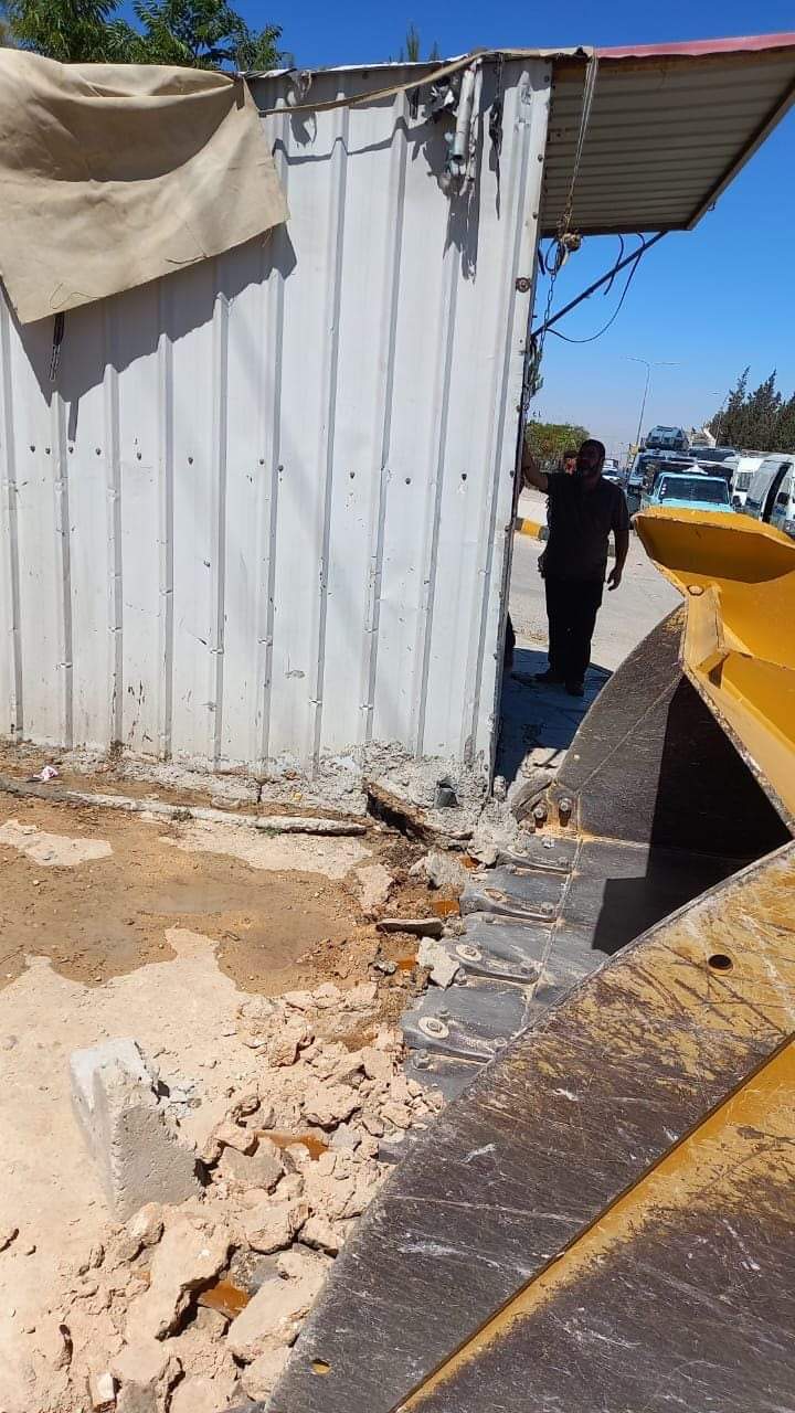 بلدية الطفيلة تباشر بحملة لإزالة الأكشاك والبسطات المخالفة