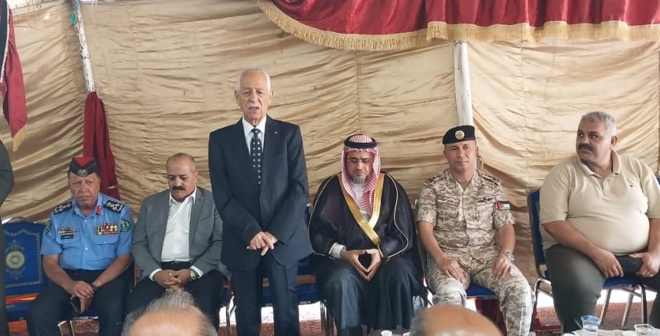 مندوبا عن الملك وولي العهد.. العيسوي يعزي ذوي الشهيد الفوارس..صور